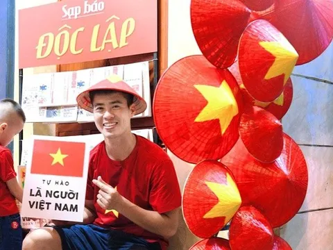 Cầu thủ Duy Mạnh cùng bà xã trang hoàng nhà mặt phố, tặng 500 cây kem cho người đi xem tổng hợp luyện