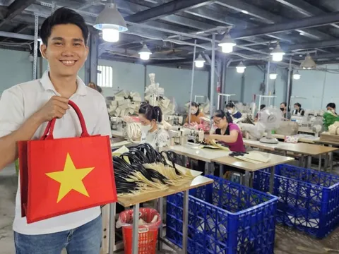 Sản phẩm in hình cờ đỏ sao vàng "cháy hàng", nhà sản xuất không kịp cung ứng
