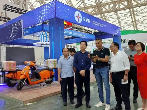 Chỉnh sửa, hoàn thiện các gian hàng, bảo đảm điều kiện tốt nhất cho khai mạc Triển lãm