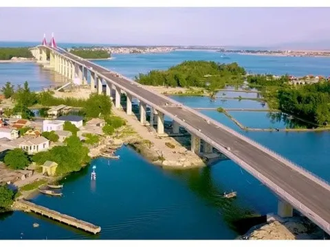 Hơn 1 tuần nữa, cầu vượt biển dài nhất miền Trung sẽ thông xe