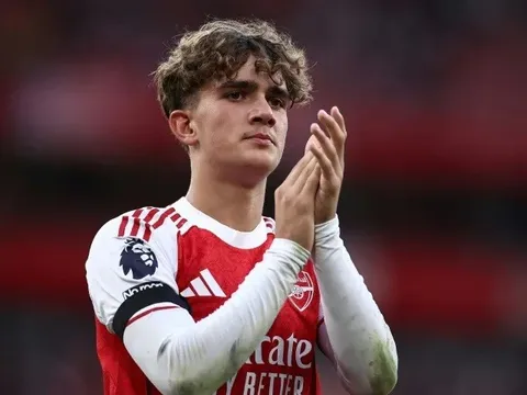 "Thần đồng" 15 tuổi của Arsenal được huyền thoại bóng đá Anh hết lời khen ngợi