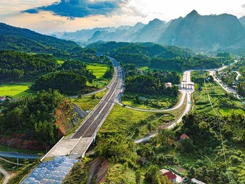 Tuyến cao tốc trọng điểm miền Bắc dài 43 km, kết nối với 3 cửa khẩu quốc tế sẽ thông tuyến vào cuối năm nay