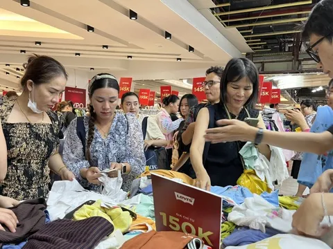 Lần đầu tiên khuyến mãi hàng hiệu tại ga Metro Bến Thành