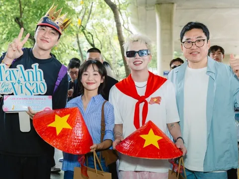 Diễn viên Lee Kwang Soo đội nón lá ở sân bay Tân Sơn Nhất