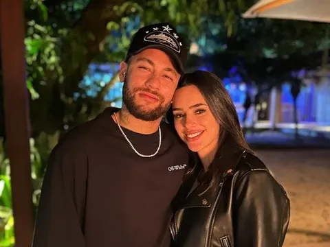 Bạn gái Neymar lên tiếng sau khi khiến fan lo lắng, chia sẻ gương mặt sưng tấy