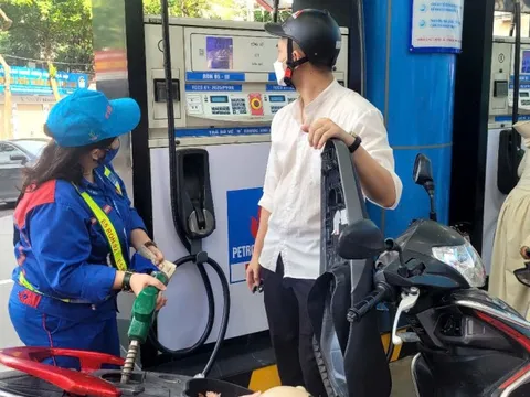 Giá xăng giảm nhẹ, dầu diesel tăng lên 18.643 đồng/lít