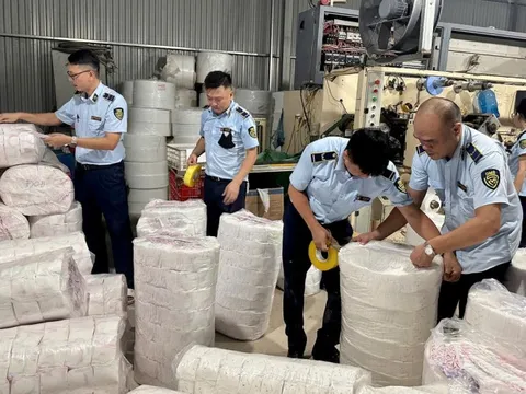 Phát hiện xưởng sản xuất hàng trăm ngàn bỉm trẻ em, băng vệ sinh giả