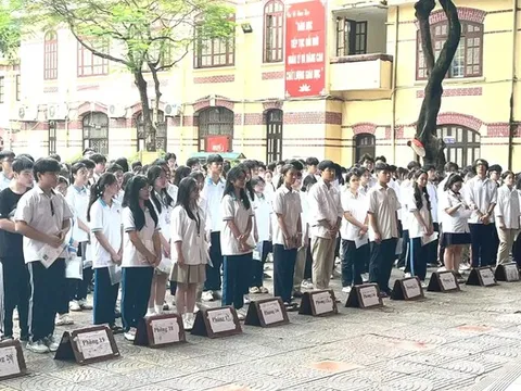 Hơn 4.900 học sinh thi chọn học sinh giỏi thành phố các môn văn hóa lớp 12