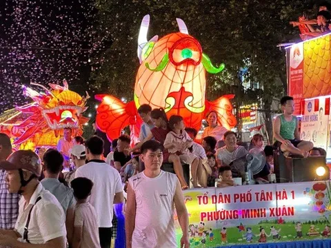 Du khách ùn ùn kéo về Tuyên Quang vui Trung thu sớm