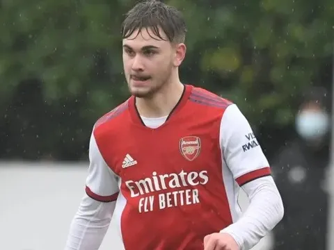 Cựu tiền đạo Arsenal rơi vào tình trạng hôn mê sau khi bị chấn thương não