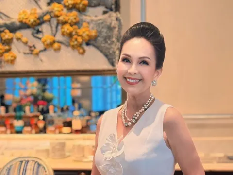 "Hoa hậu không ngai" của Vbiz: 40 năm không ăn cơm, tuổi 63 nhan sắc trẻ trung đến ngỡ ngàng