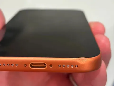 iPhone 17 Pro xước như một “món đồ nhái rẻ tiền”: Apple quá coi thường người dùng, sao cứ cố mua làm gì?