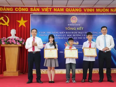 Trao giải 'Sáng kiến bảo đảm trật tự trường học về phòng ngừa bạo lực học đường'