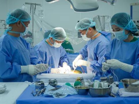 Anh ruột hiến gan khẩn cứu em trai là y sĩ