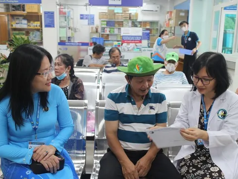 Người cao tuổi ở TP HCM phấn khởi vì được khám bệnh, tặng thẻ BHYT