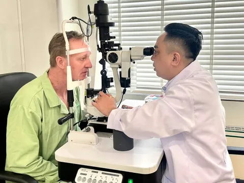 Bác sĩ Việt Nam đầu tiên đoạt giải quốc tế về phẫu thuật đục thủy tinh thể