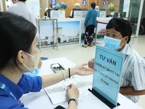 Gọi đường dây nóng nếu bị yêu cầu đóng phí đổi nơi khám BHYT