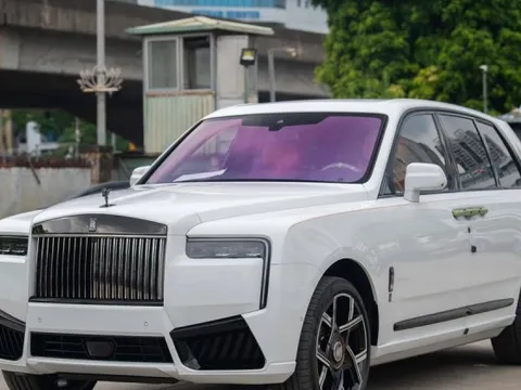 Cận cảnh Rolls-Royce Cullinan Black Badge 2025 đầu tiên về Việt Nam