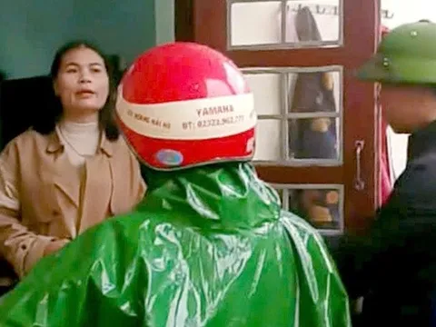 Nữ hiệu phó đến phòng làm việc khi đang bị đình chỉ công tác, phụ huynh và học sinh phản ứng dữ dội