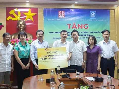 “Các em vùng khó chỉ mong có đủ sách để học, có vở để viết"
