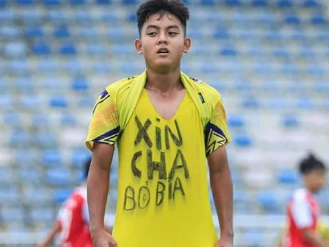 Cầu thủ U14 với khoảnh khắc ăn mừng bàn thắng nghẹn lòng: "Xin cha bỏ bia"