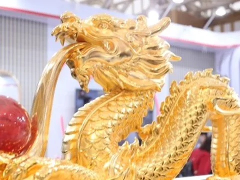Tượng 'Phúc Long Tụ Bảo' mạ vàng giá hơn nửa tỷ đồng tại Hội chợ Mùa Thu 2025