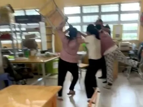 Thầy giáo bị tố nhắn tin thân mật với nữ sinh, phụ huynh xông vào trường hành hung