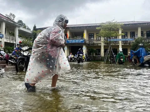 Bộ GD&ĐT hỗ trợ hàng tỷ đồng cho học sinh vùng lũ ở Huế, Đà Nẵng