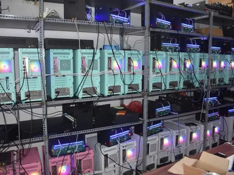 Đột kích "trang trại" 2.000 điện thoại ở Đà Nẵng: Chuyên "nuôi" tài khoản Zalo, Tinder ảo để phục vụ lừa đảo Campuchia