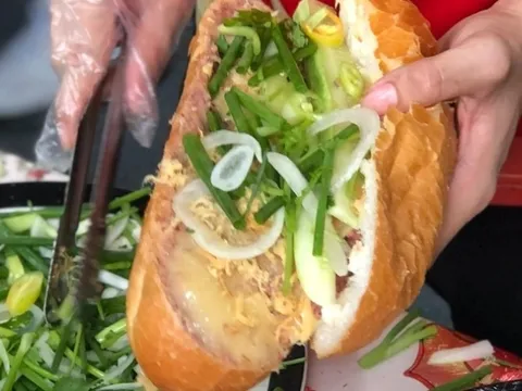 Thêm 11 ca nhập viện, có người phải hồi sức tích cực nghi do ăn bánh mì