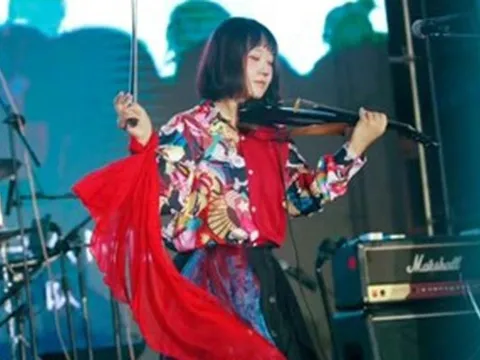 "Thủ lĩnh âm thanh u sầu" ra đi trong cú sốc từ sân khấu