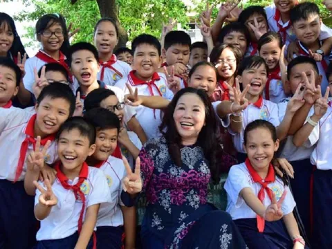 Nhiều trường từ chối nhận hoa 20/11, mong đổi thành sách vở cho học sinh