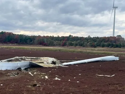 Sự cố khiến cánh turbine điện gió rụng khỏi tháp cao 92 mét