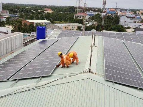 Vì sao lắp điện mặt trời mái nhà tự dùng có thể bị phạt tới 20 triệu đồng nếu không thông báo?