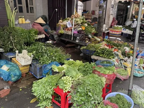 Rau xanh tăng chóng mặt ở chợ bán lẻ, nhiều bà nội trợ thở dài