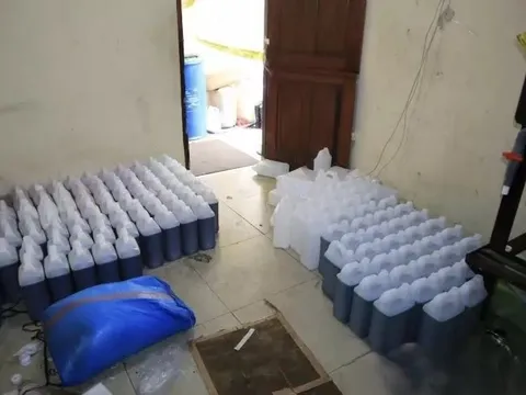 Đột kích một cơ sở in lụa, công an bất ngờ tóm gọn đường dây sản xuất nước giặt giả, tịch thu hàng trăm can nhựa chứa hóa chất cùng máy trộn công nghiệp