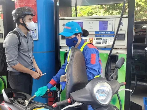 Giá xăng giảm nhẹ 34-37 đồng/lít, dầu hỏa tăng 353 đồng/lít