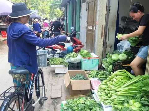 Mưa lũ lịch sử: Giá rau xanh tăng cao, nhiều người đi mua xăng dầu, Bộ Công Thương có chỉ đạo?