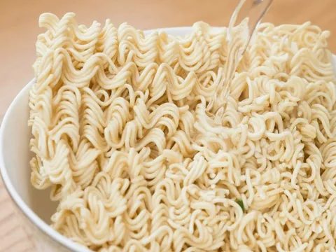 Cậu bé đau bụng dữ dội, tử vong sau khi ăn mì chưa nấu chín