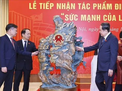 Chủ tịch Quốc hội dự Lễ tiếp nhận tác phẩm điêu khắc ánh sáng 'Sức mạnh của lòng dân'