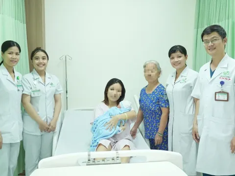 Bỏ qua thủ tục hành chính lúc "vượt cạn", cứu kịp cả mẹ lẫn con
