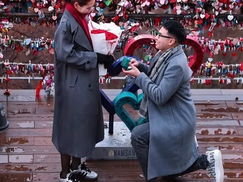 MC Huyền Trang Mù tạt được "hoàng tử ĐT Việt Nam" cầu hôn, hội cầu thủ Duy Mạnh, Xuân Trường phản ứng cực gắt