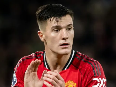 Tiền đạo Sesko của Man United bị ngộ độc thực phẩm