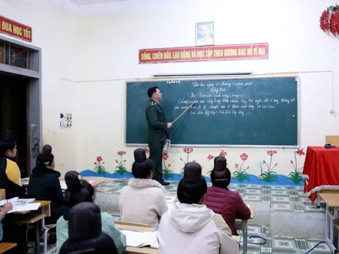 Hành trình bền bỉ của những người thắp chữ vùng cao