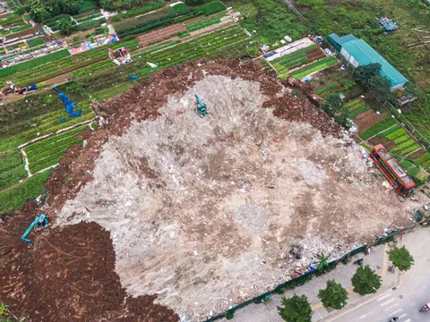 Hà Nội: Dân ngán ngẩm đường Tam Trinh làm 10 năm chưa xong, nay lại thêm bãi rác khổng lồ