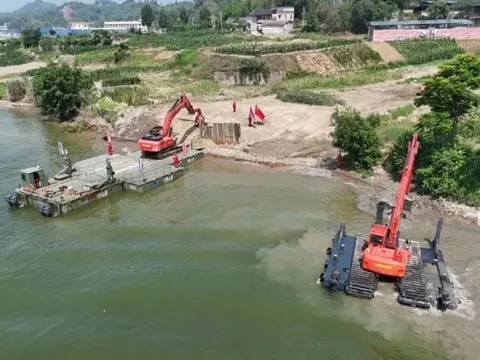 Phát minh của Trung Quốc làm rung chuyển ngành xây dựng và cứu hộ: máy xúc 'biến hình' thành tàu thủy, hoạt động liên tục 12 giờ giữa vùng lũ lụt