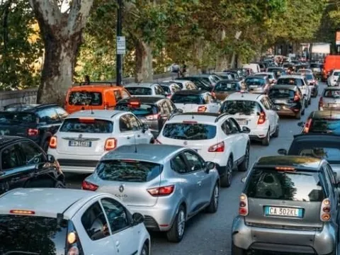 Thế giới chưa sẵn sàng chia tay xe xăng: Châu Âu chính thức lùi kế hoạch cấm 100% ô tô mới dùng động cơ đốt trong, loạt hãng lớn từ Porsche, Mercedes đến BMW thở phào