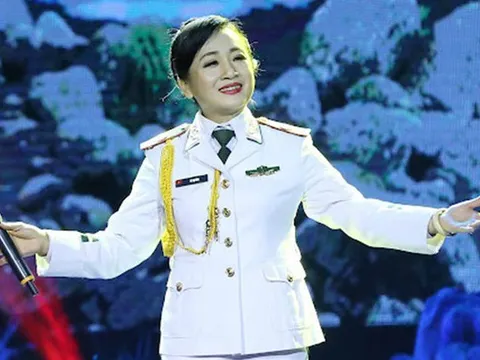 "Chim sơn ca núi rừng" là Đại tá, NSND mang quân hàm xanh