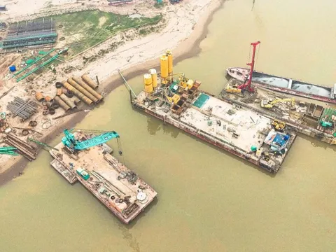 Cận cảnh công trường thi công cầu vượt sông Hồng gần 10.000 tỷ đồng