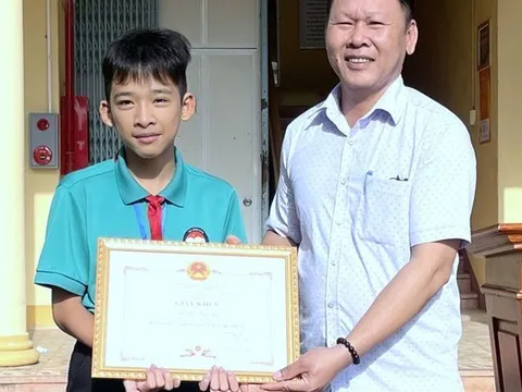 Nhặt được gần 23 triệu đồng, nam sinh lớp 9 mang đến công an nhờ trả người đánh rơi